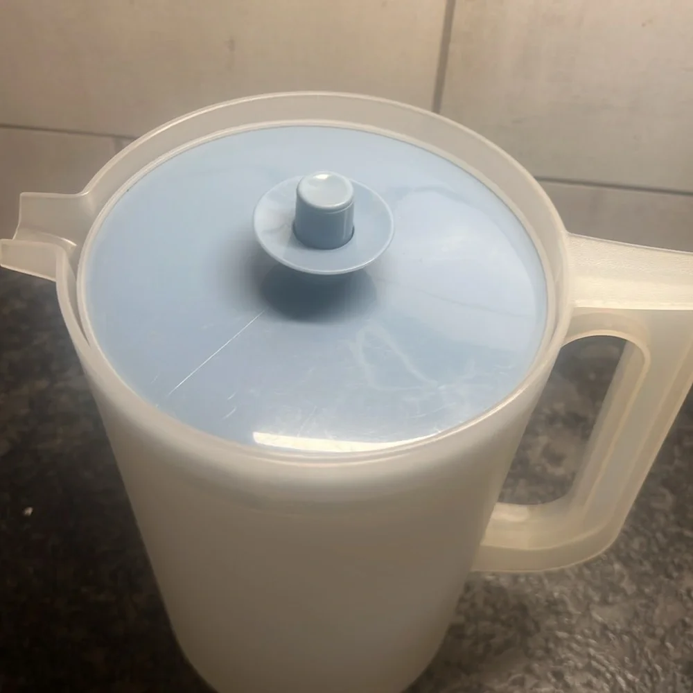 Vintage Tupperware drink container Like new blue lid Still has tight fitting lid